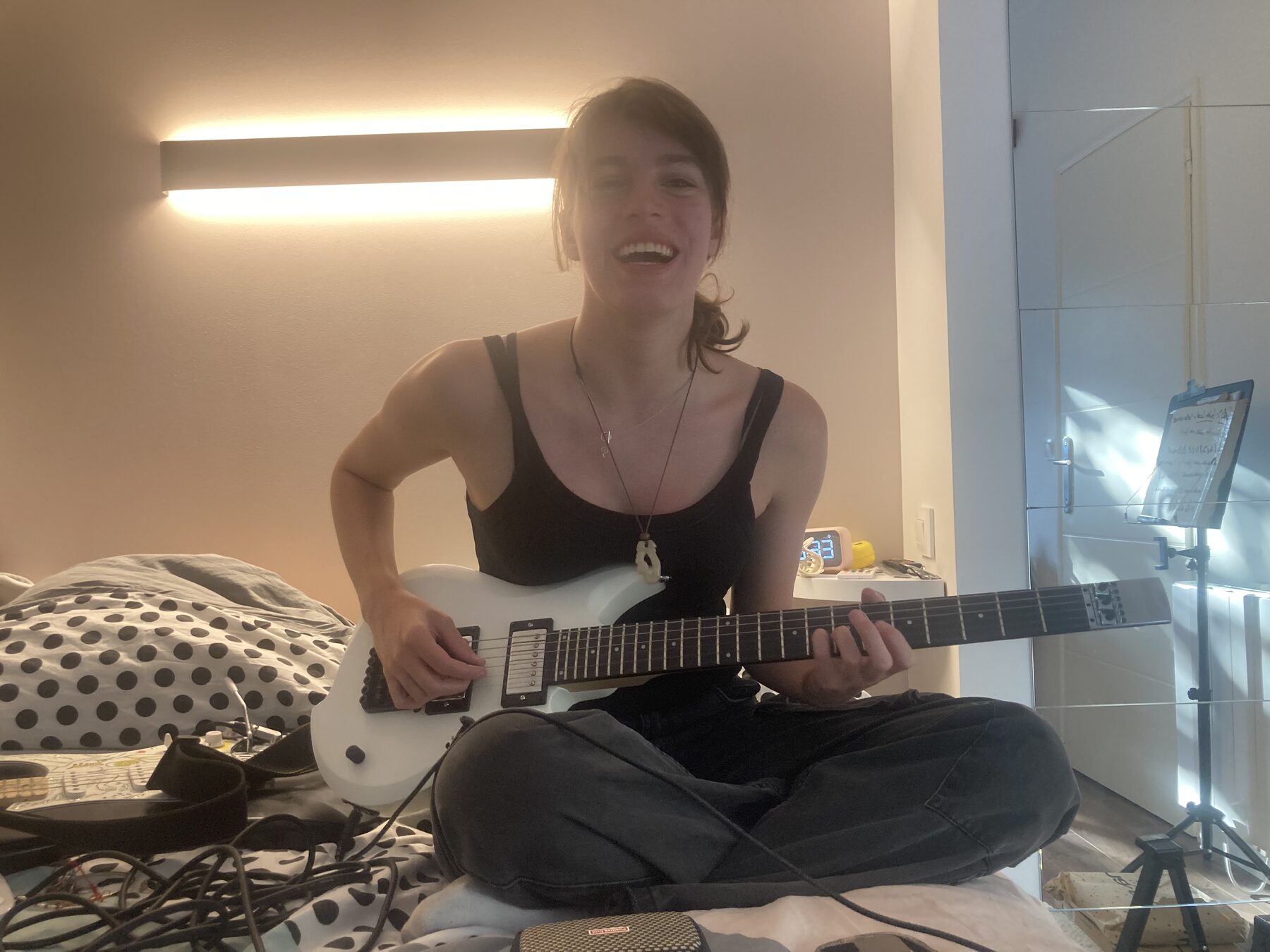 Élève adulte à la basse