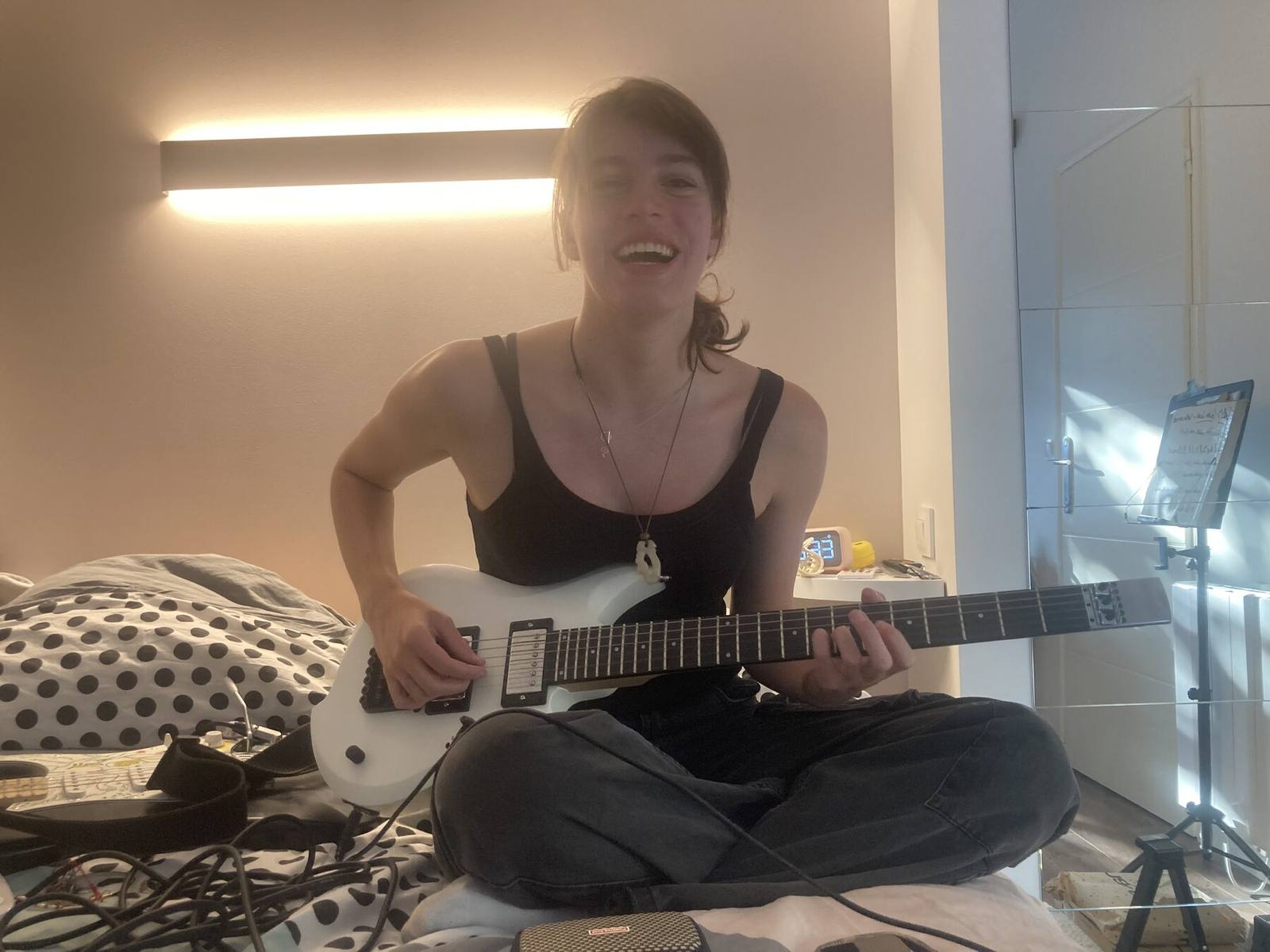 Élève adulte à la basse