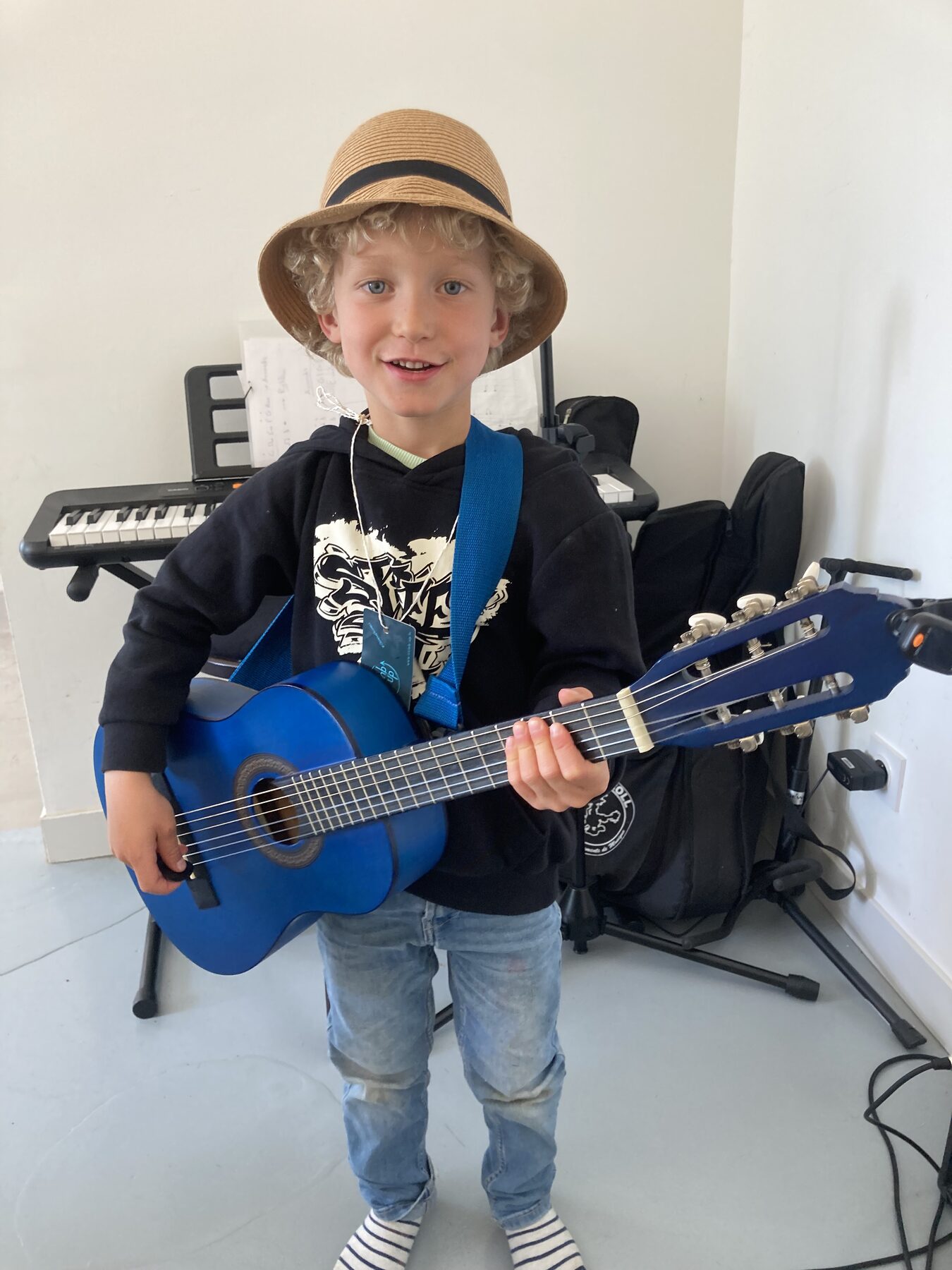 Élève à la guitare électrique blanche