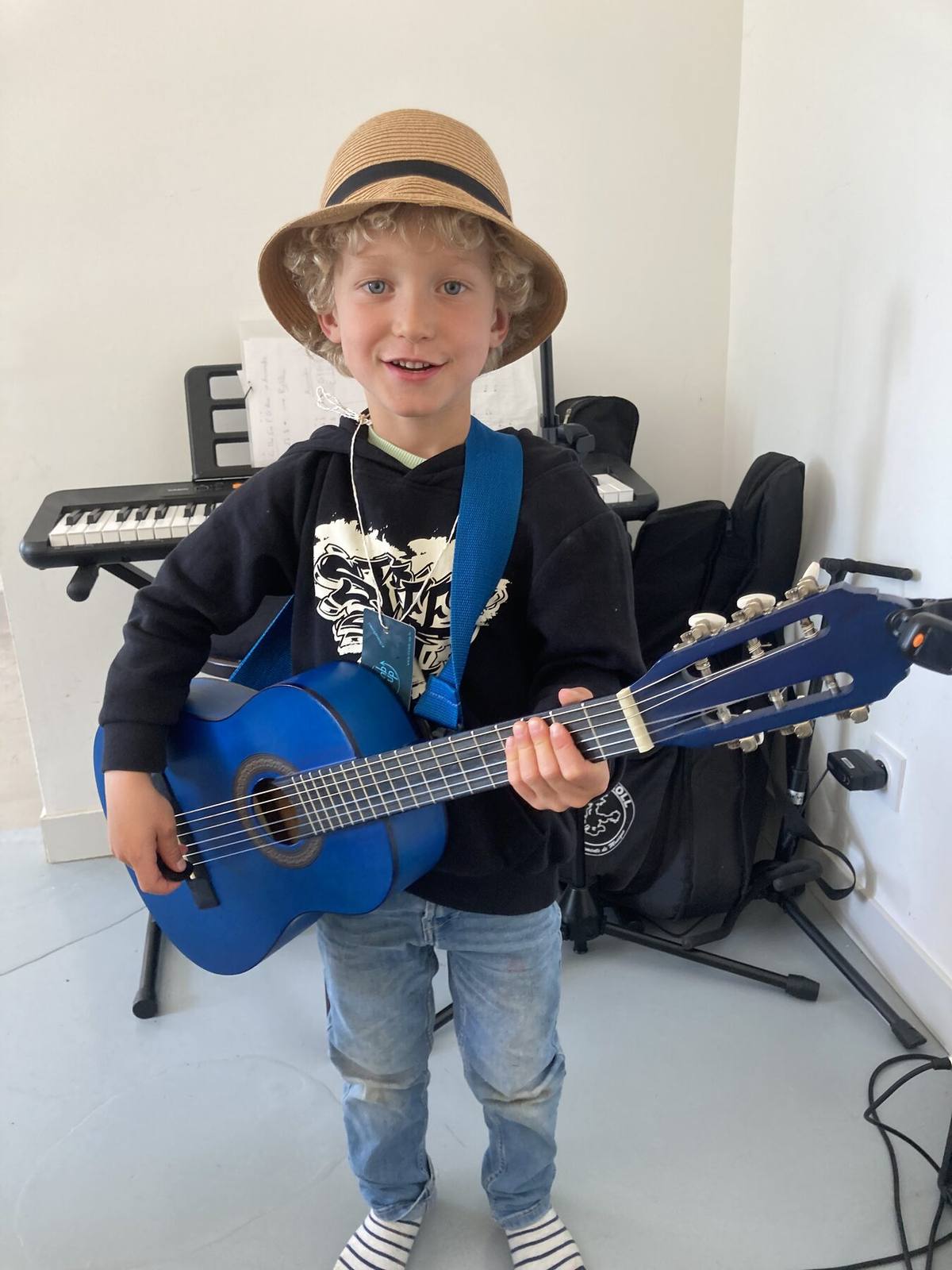 Élève à la guitare électrique blanche