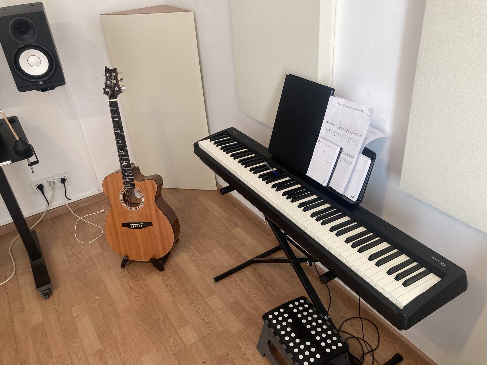 Coin canapé avec batterie électronique et guitare baryton