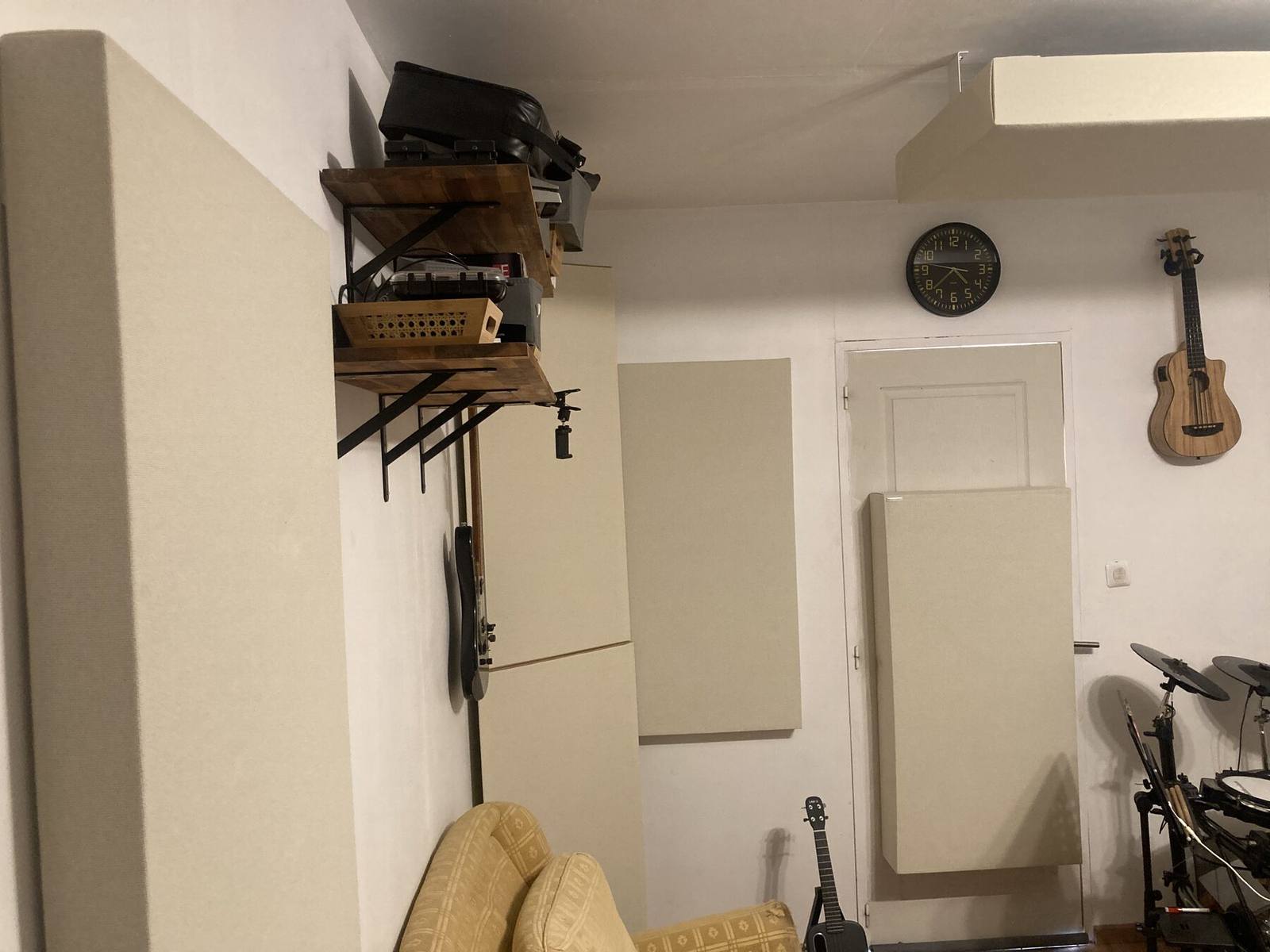 Vue rapprochée du canapé d'écoute et du piano