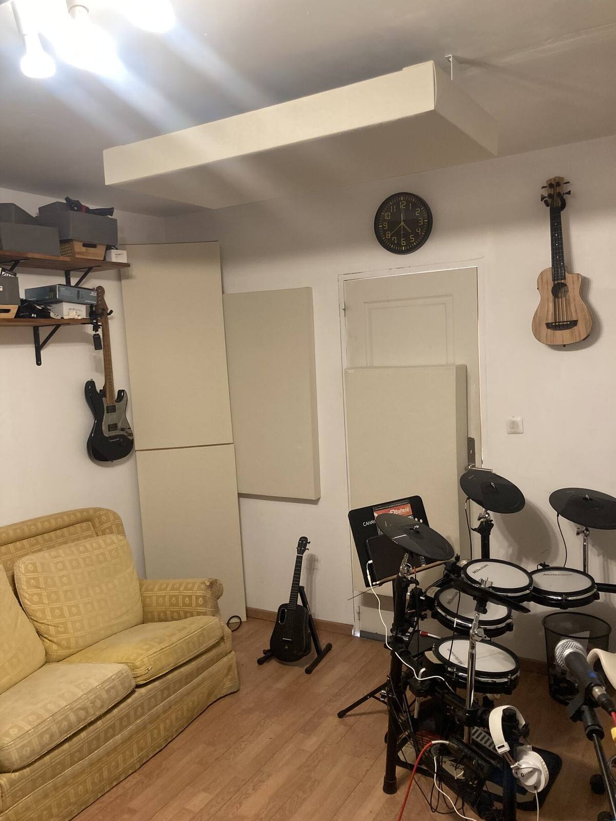 Coin écoute avec canapé vintage et panneaux acoustiques