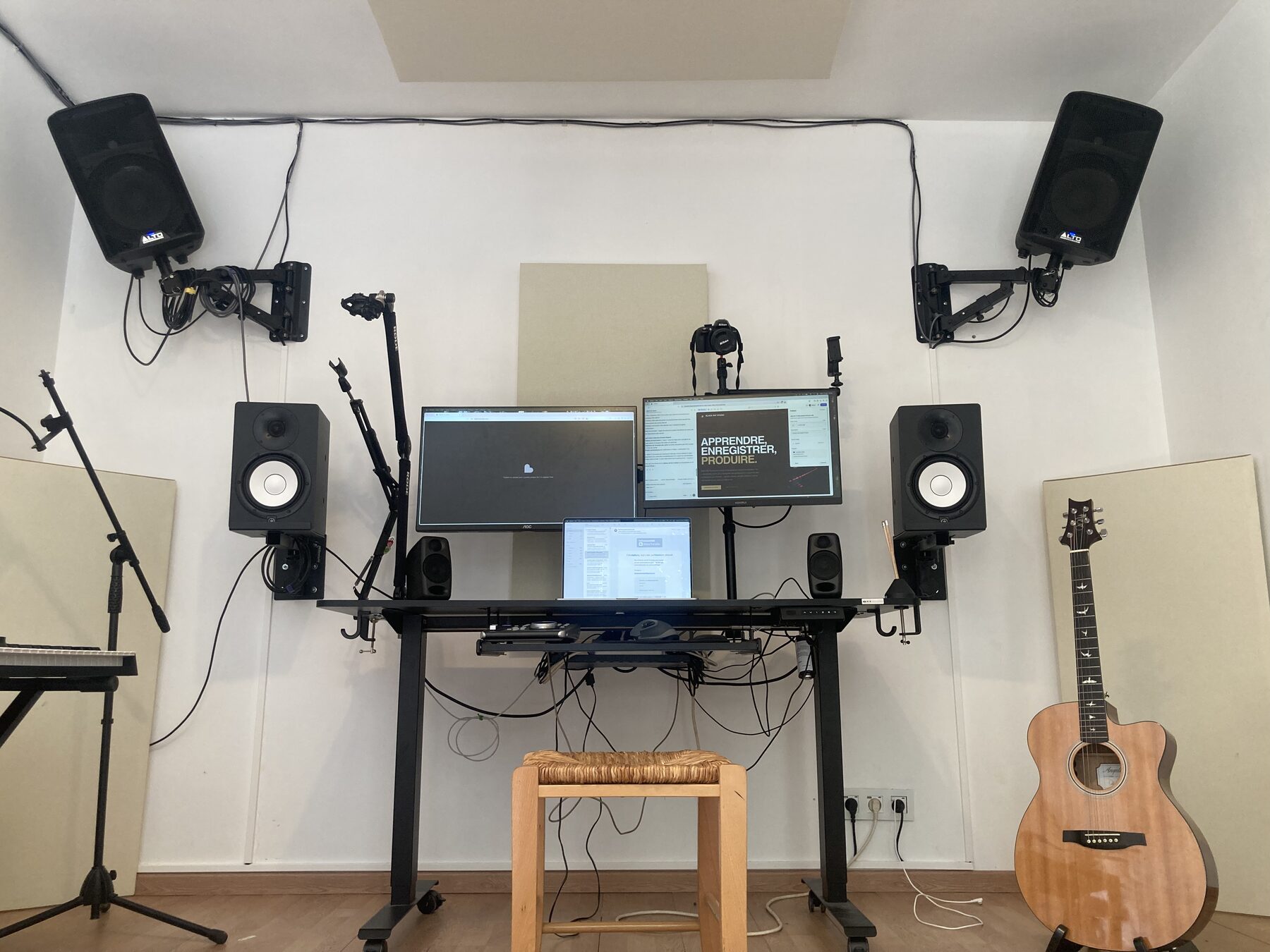 Étagère matériel et instruments suspendus