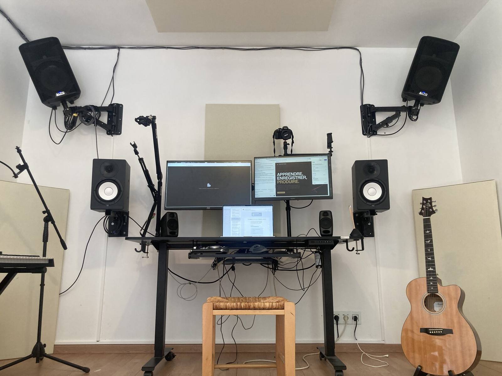 Étagère matériel et instruments suspendus