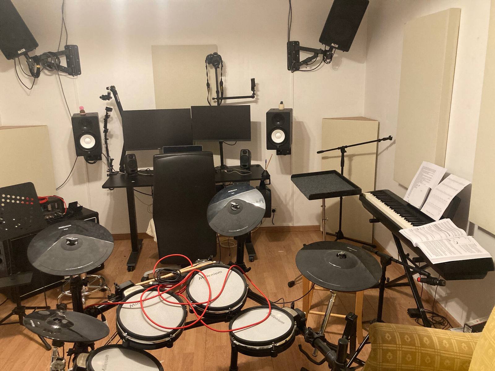 Vue d'ensemble du studio avec batterie électronique et station de production